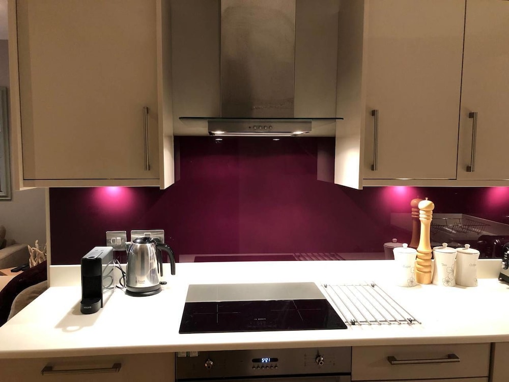 JOIVY Super Central Luxury Edinburgh Apartment view 3