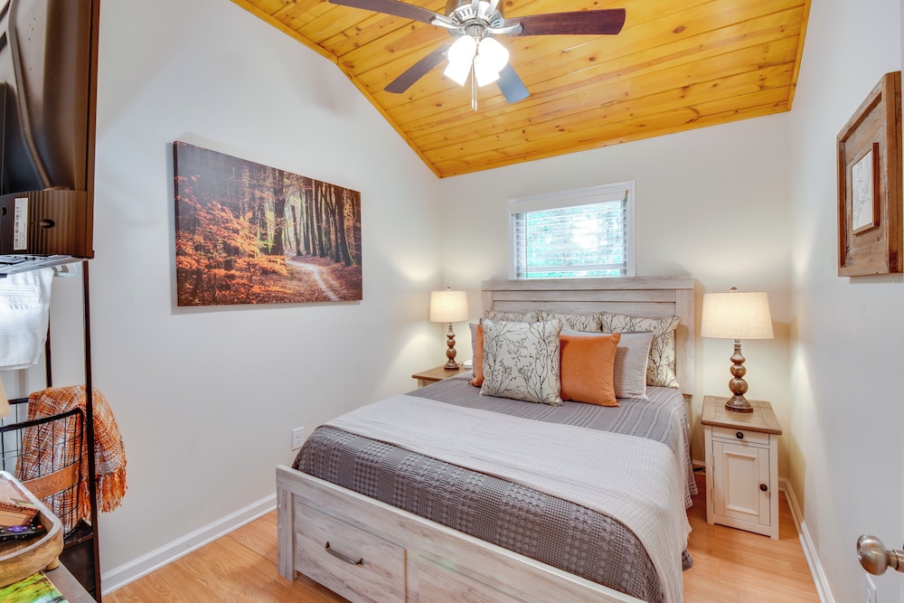 6 Miles to Helen: Cabin w/ Hot Tub & Views!