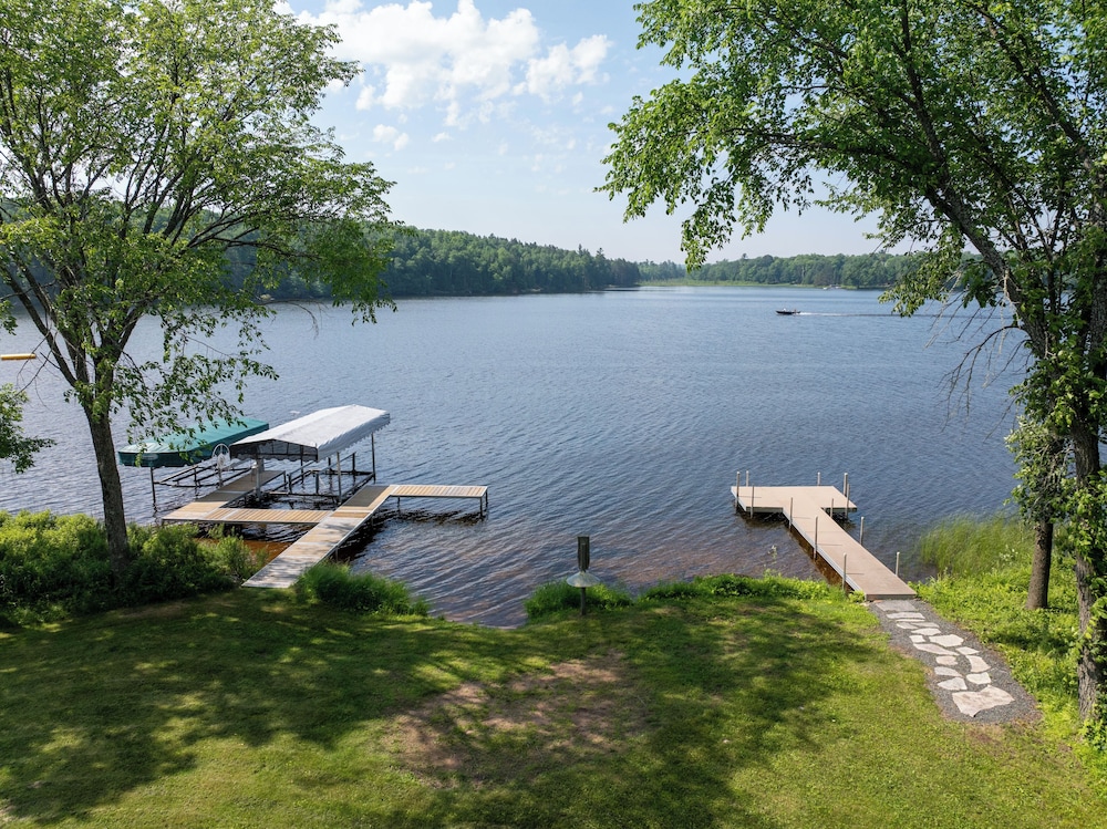Modern Lakehouse Retreat on Lake Namakagon With Private Hot Tub