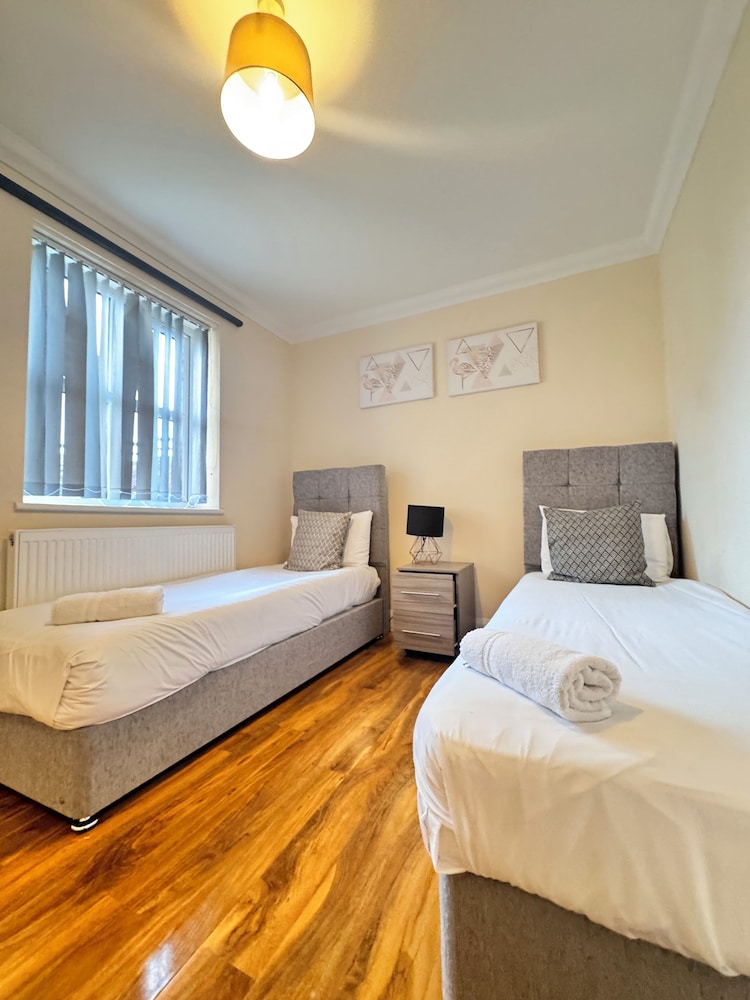 Stay Near Heathrow! Pristine, Convenient & Only 5 Mins to the Terminals view 3