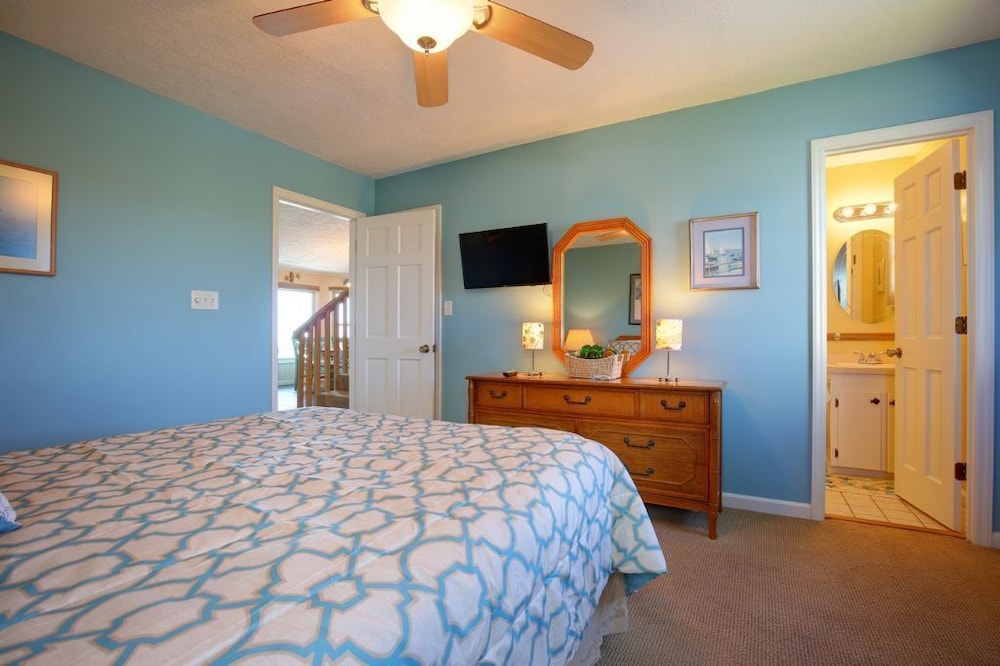 Windchimes 4 Bedroom Home by RedAwning