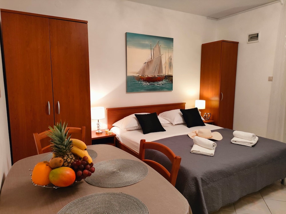 A2 Beachfront apt With big Terrace and sea View view 5