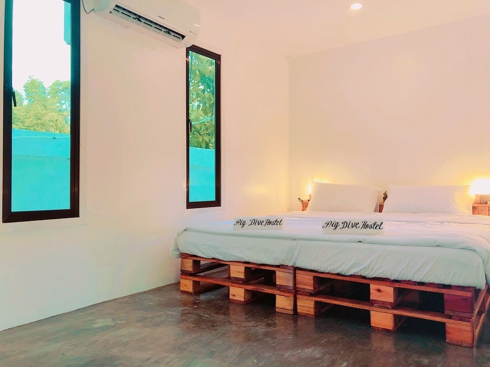 Pig Dive Hostel