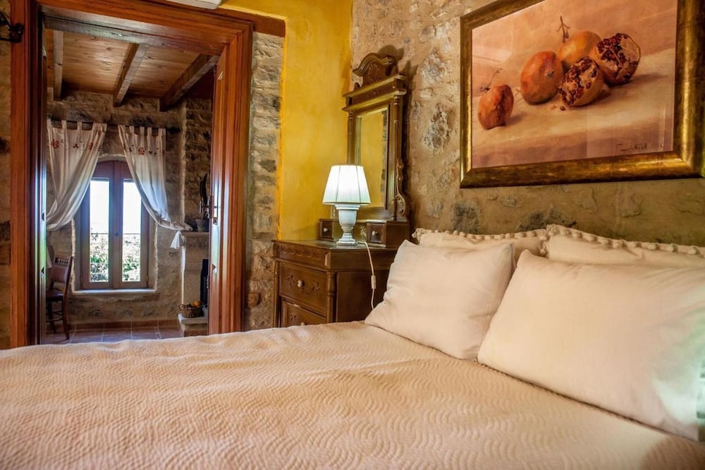 Smaragda Art Country House