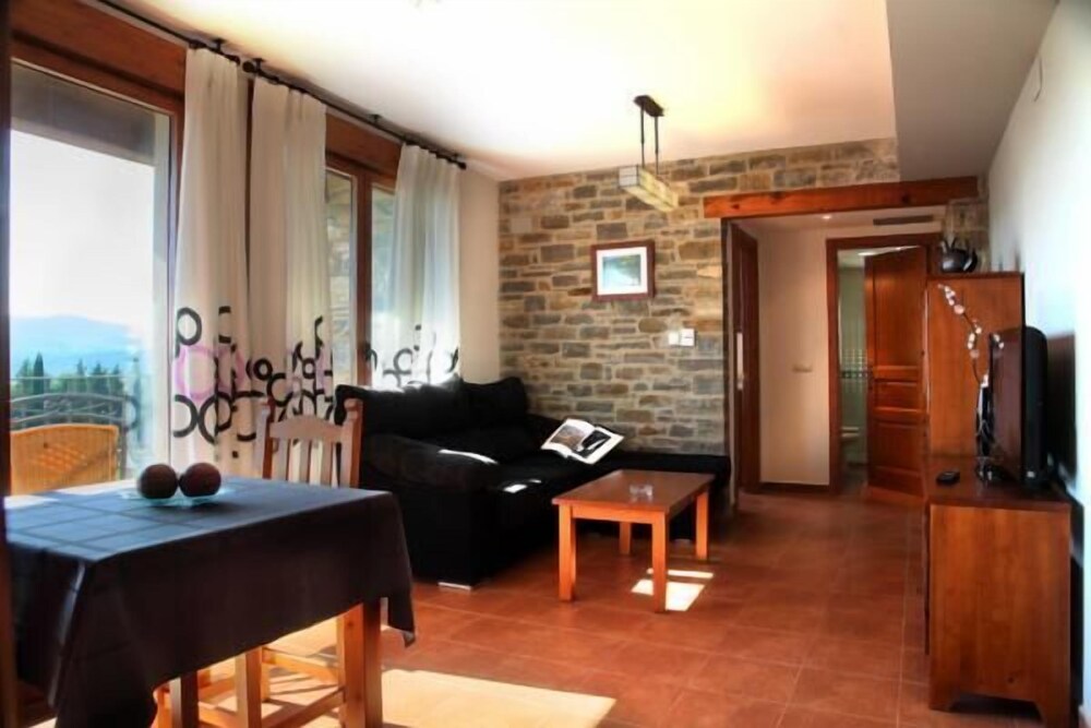 Casas Pirineo Aínsa: Historic Palace & Garden