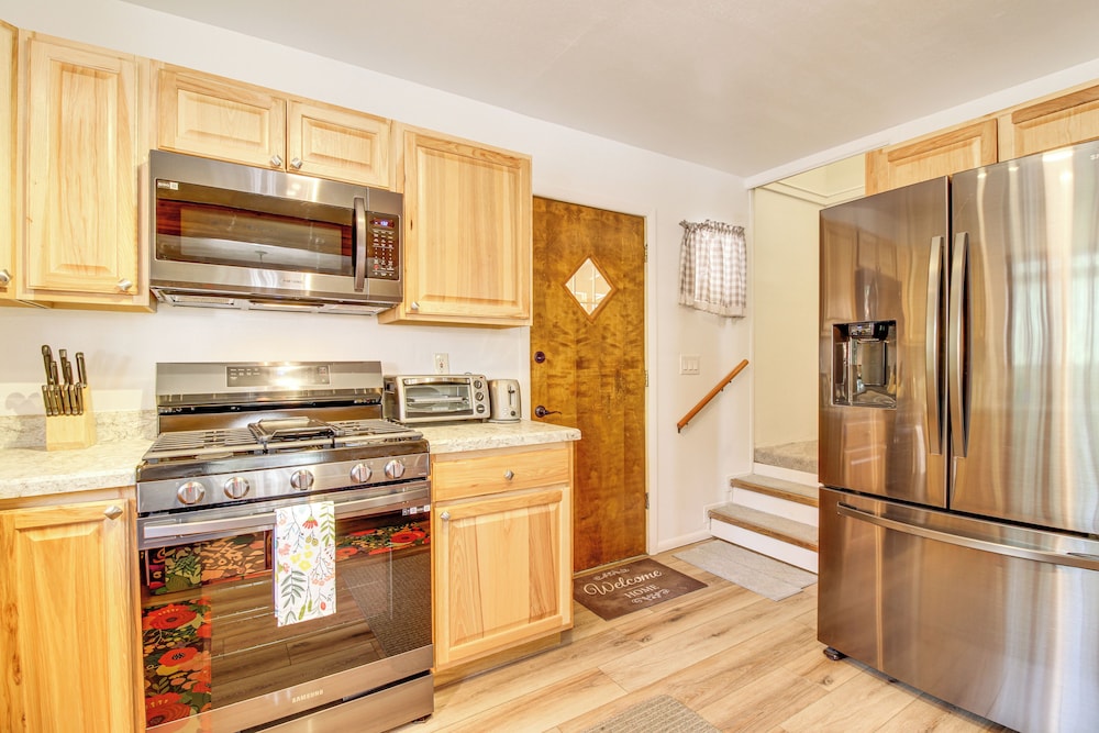 Game Room + Fireplace! Family Retreat in Pinetop