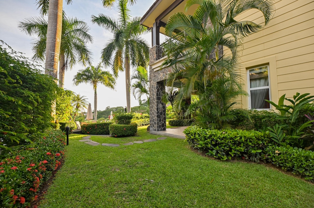 CR Luxury Los Sueños Condos
