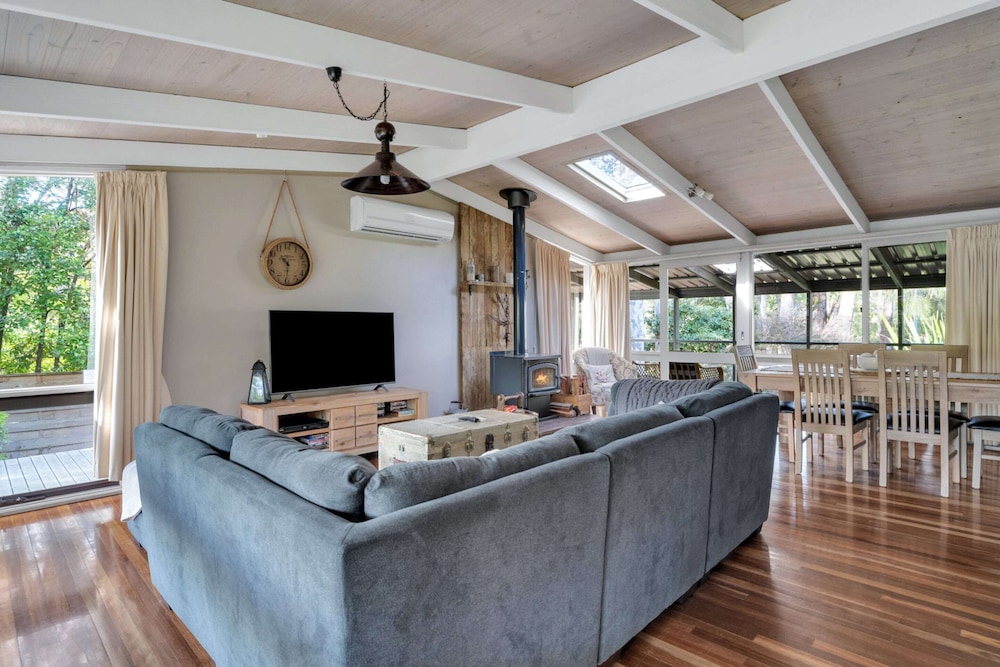 Secluded 3-bed Retreat Moments to the Beach