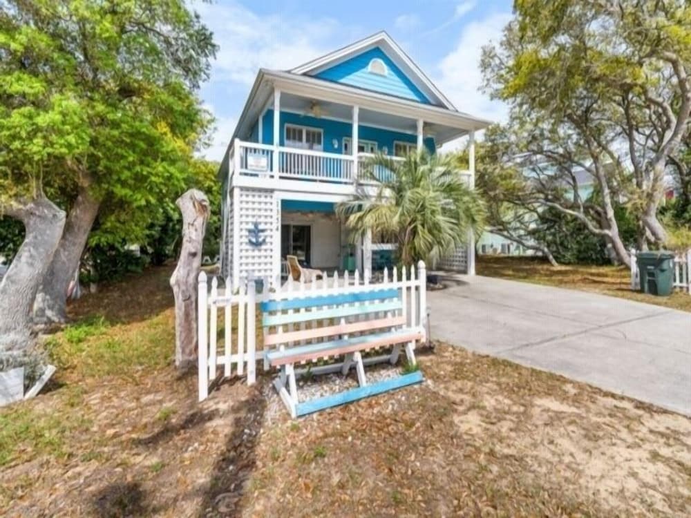 Atlantis Blue - Relaxing Beach Getaway Home Directly Across The Street From Beach Access! 5 Bedroom Home by RedAwning