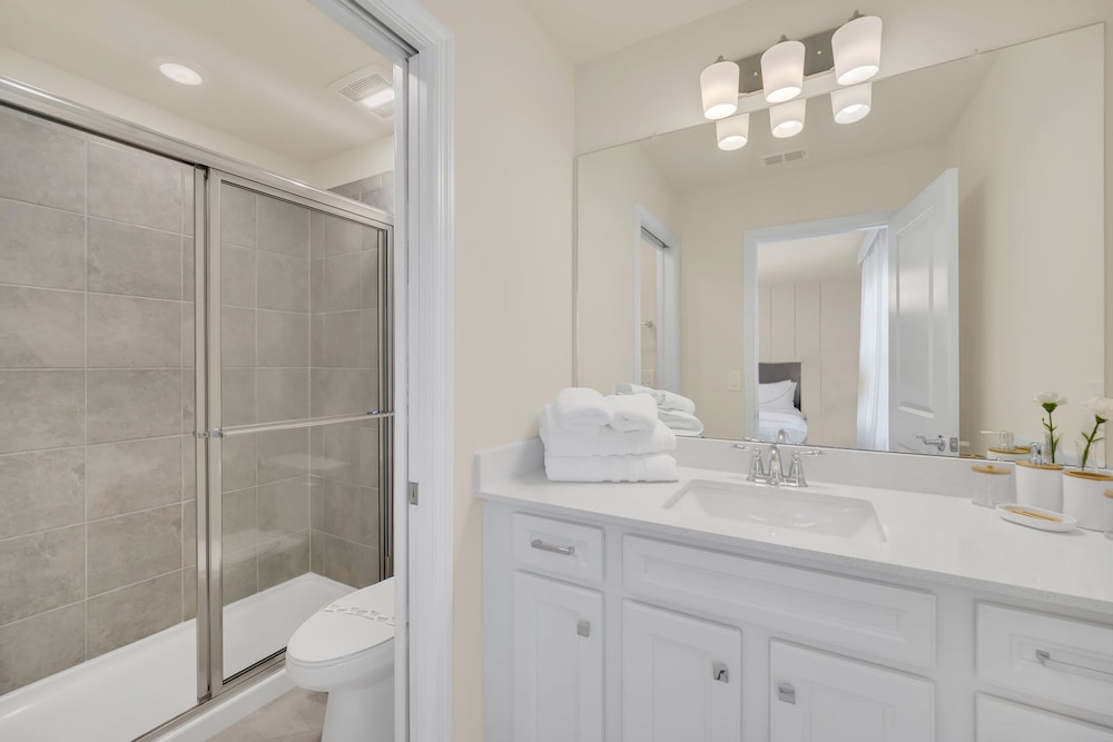 Chic 10br Retreat With Themed Rooms Pool