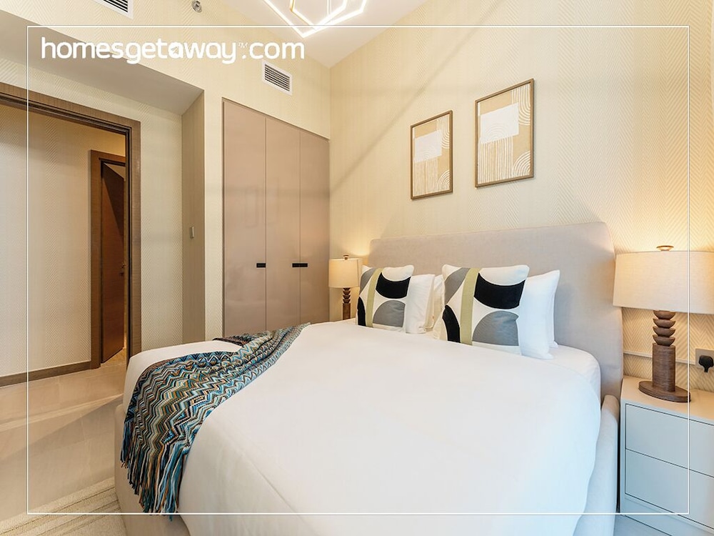 2BR Luxury with Stunning Lake View in Business Bay