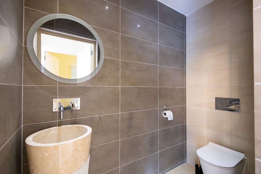 Villa Azure Vista 6BR Luxury Stay w 2 Pools