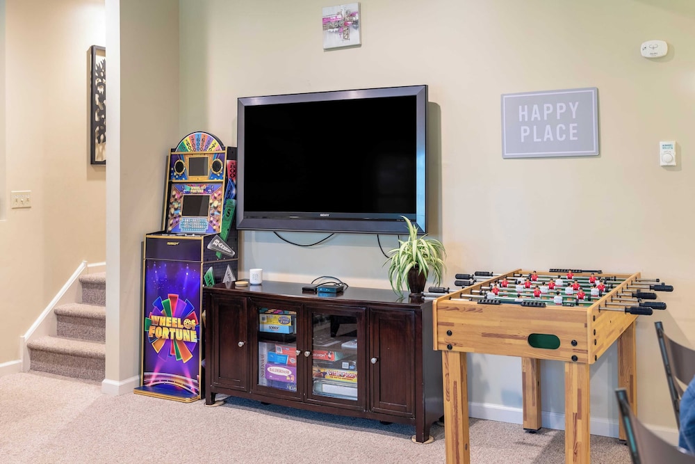 Highland Hideaway by Avantstay Group Poconos Retreat w/ Patio + Game Room