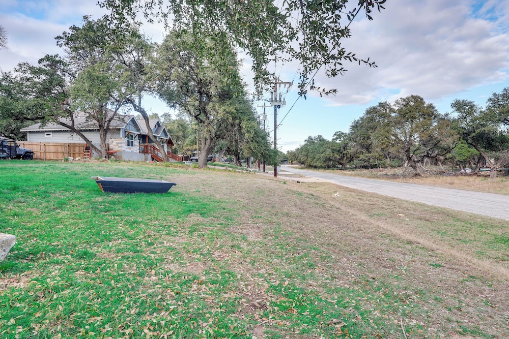 Cozy Couple's Cottage w/ View Near Canyon Lake!