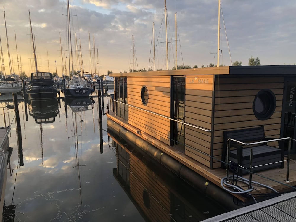 Houseboat in Volendam Marina view 5