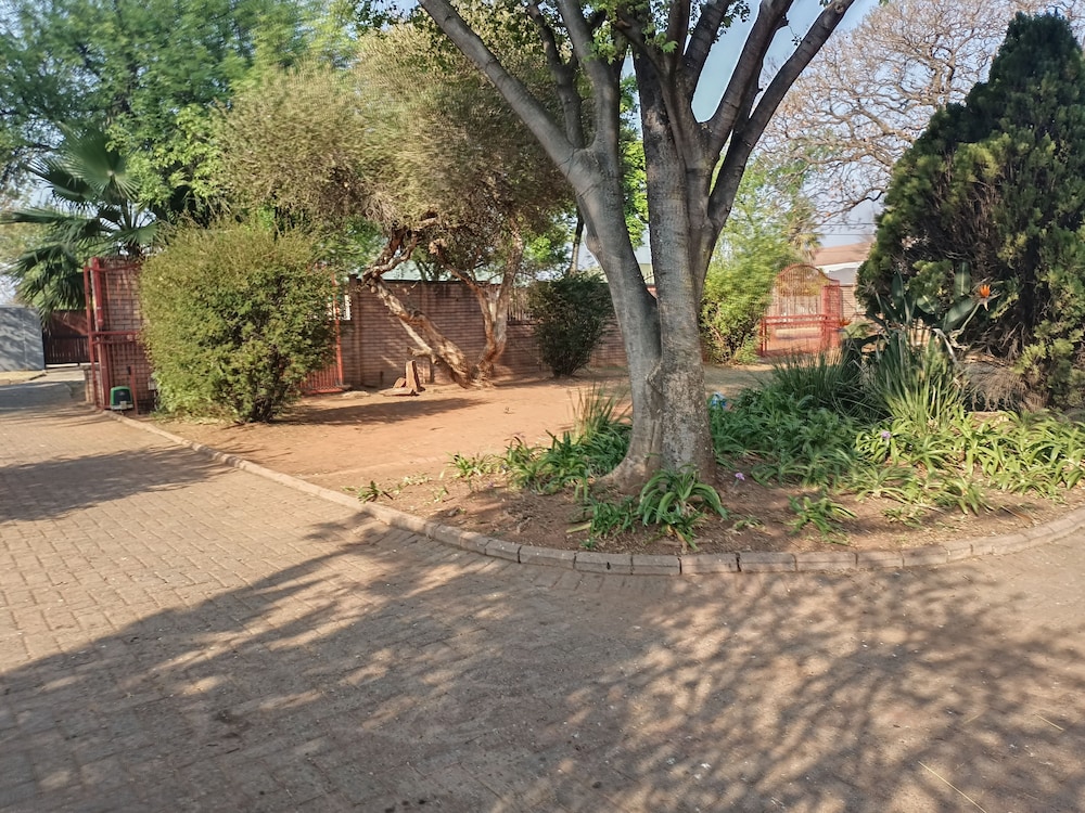 JM TOURS & SAFARIS GUESTHOUSE