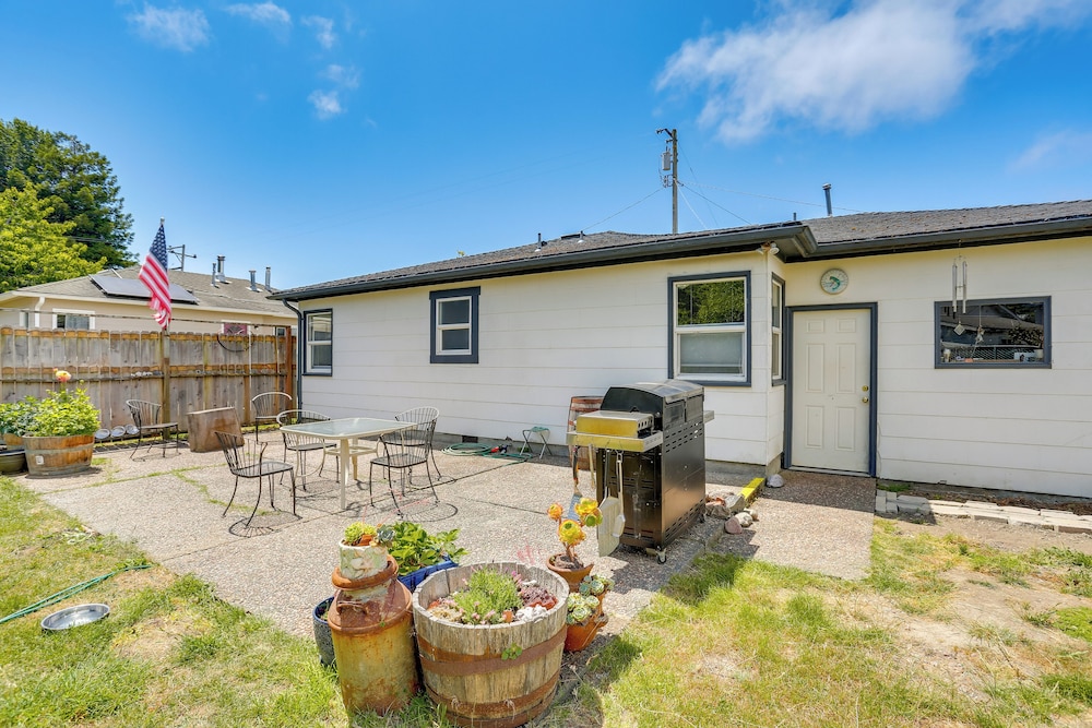 11 Mi to Arcata Bay: Home w/ Garden in Blue Lake!