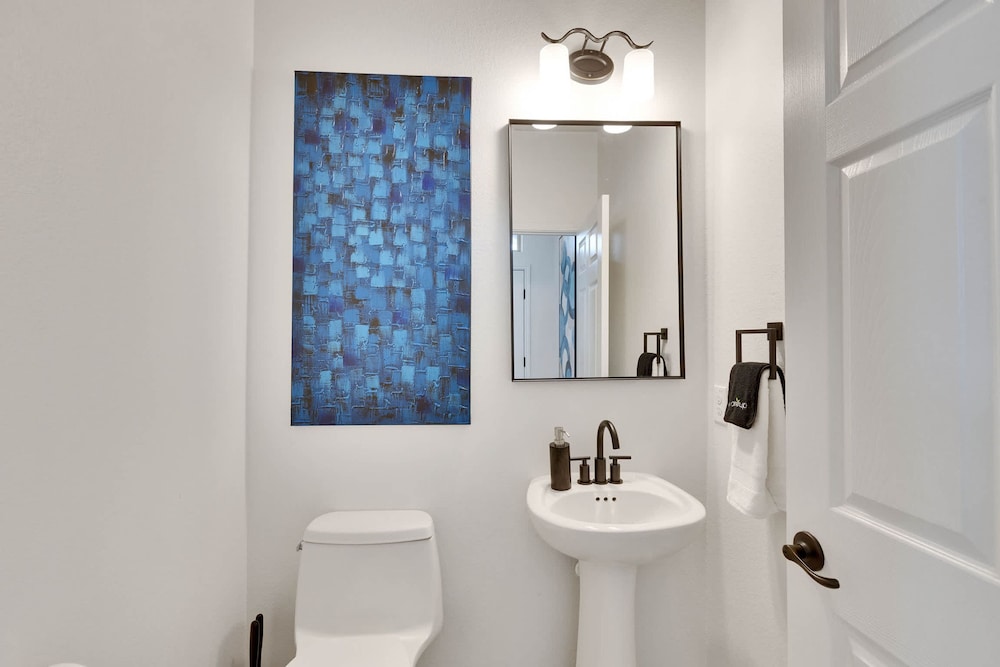 Luxury 4BR 2 5BA Home EV Charger Pool Access