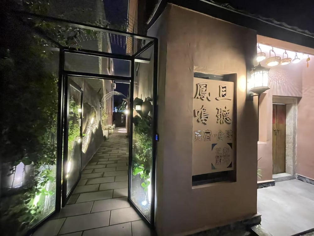 Serenity Courtyard Hotel