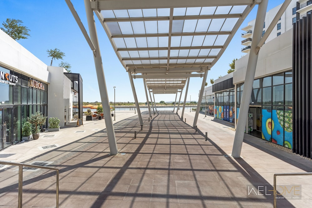 WelHome - Apt Close to Yas Waterworld and Ferrari Circuits