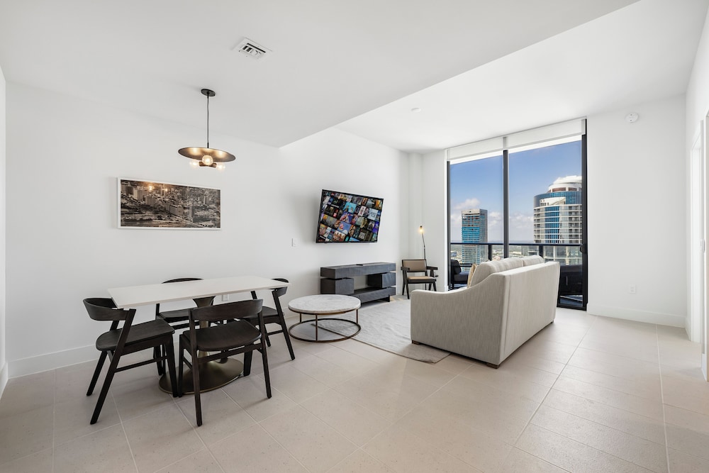 Lux Studio W City Views and Pool