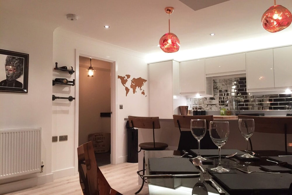 Spacious 1 Bedroom Split Level Old Pub Conversion Tower Bridge