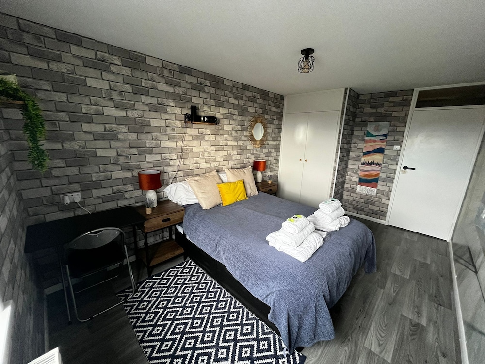 Central Brighton 1-bedroom Flat Modern & Bright Walk to Beach Sleeps 2