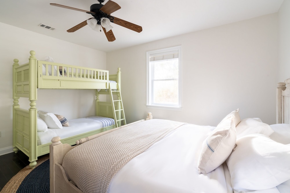 Fin by Avantstay 9 BR Destin Oasis With Pool Spa Walk to Beach