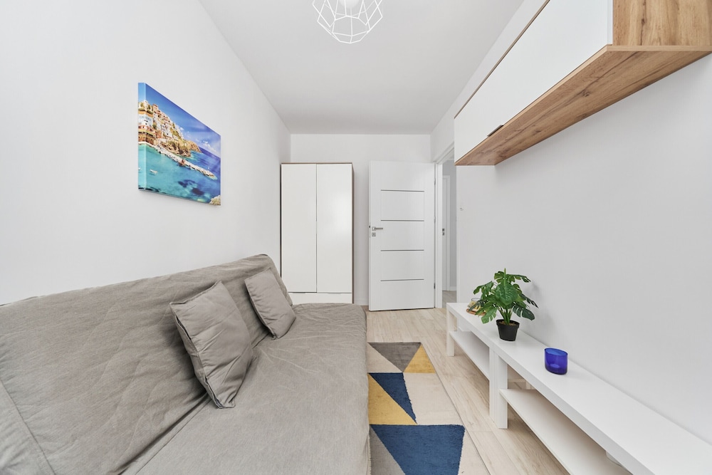 Charming Apartment Fabryczna by Renters view 5