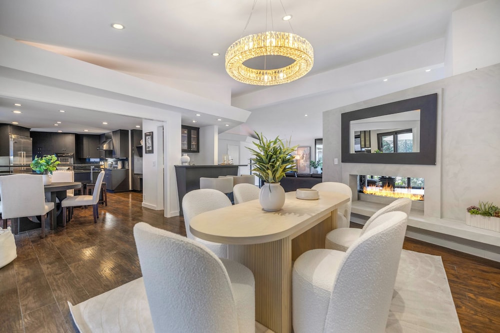 Shirley Lane- Elegant Mid-century Oasis With Pool & Canyon Views