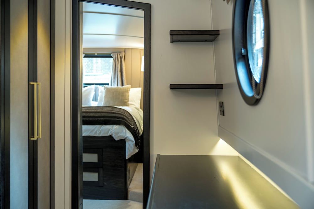 Elegant houseboat near Canary Wharf