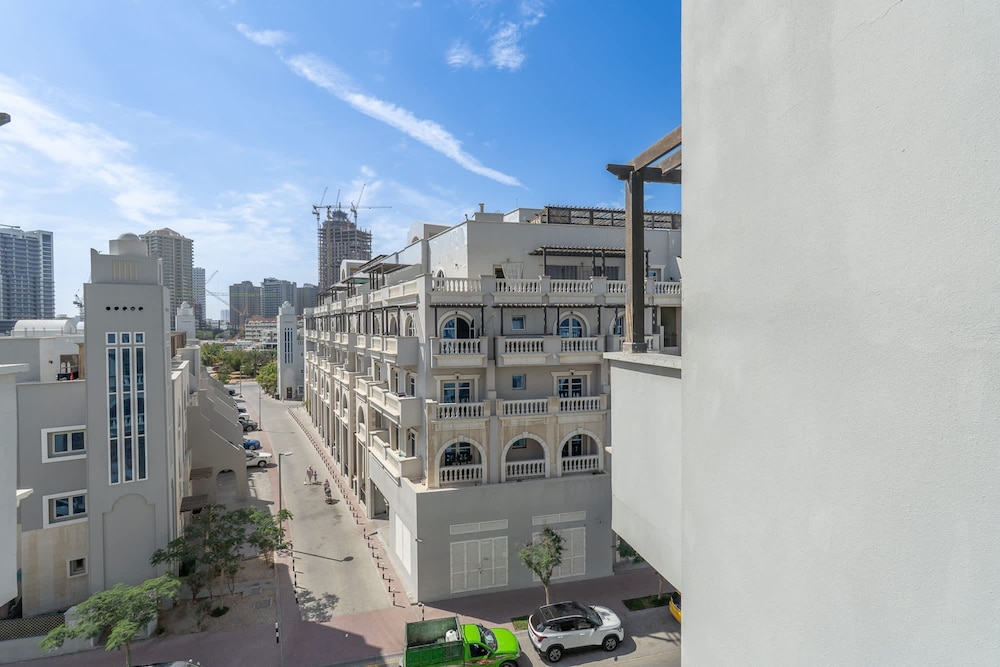 Pleasing 1-bedroom for 4 in JVC for Relaxing Getaway