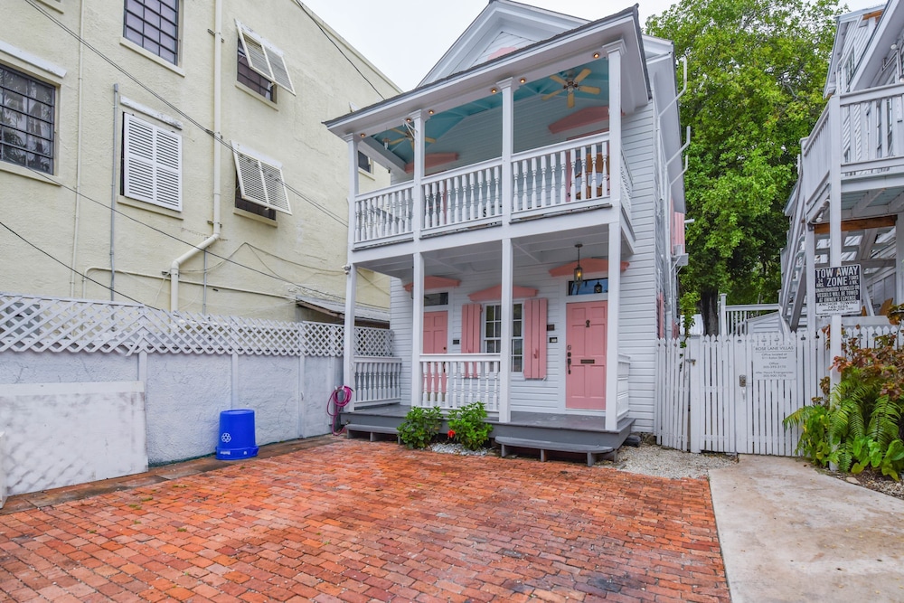 New Rose Petal Petite Suite - Pool Parking