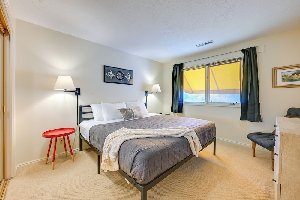 Las Palmas Condo w/ Pool Access in St George!