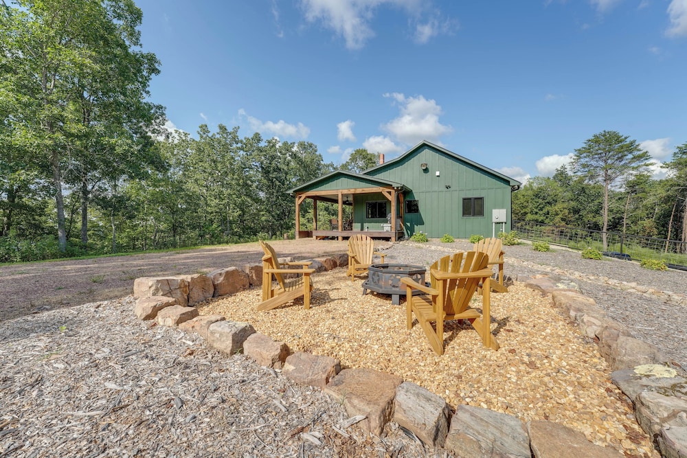 400 Acres on Lavender Mtn: Getaway w/ Hot Tub!