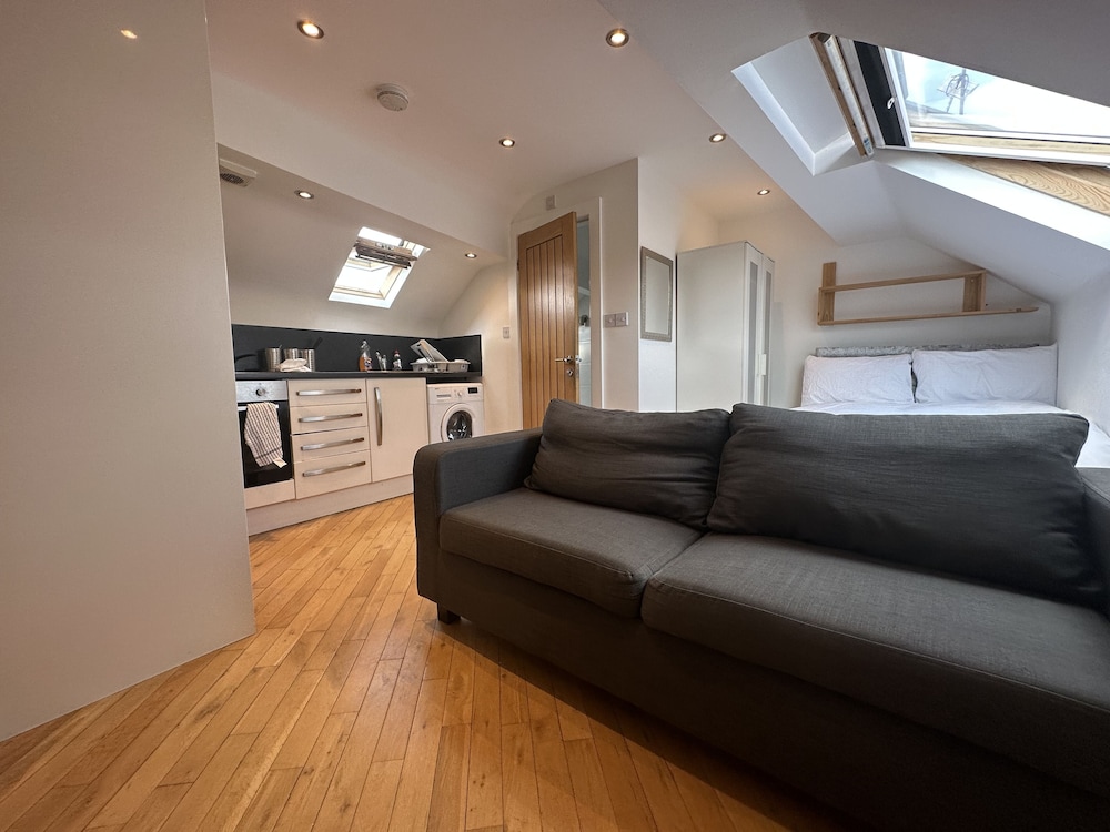 Stunning 1-bed Studio in Pudsey view 5