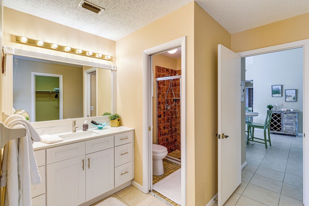 1 Mi to Dtwn Stuart: Bright Home w/ Pool & Spa!