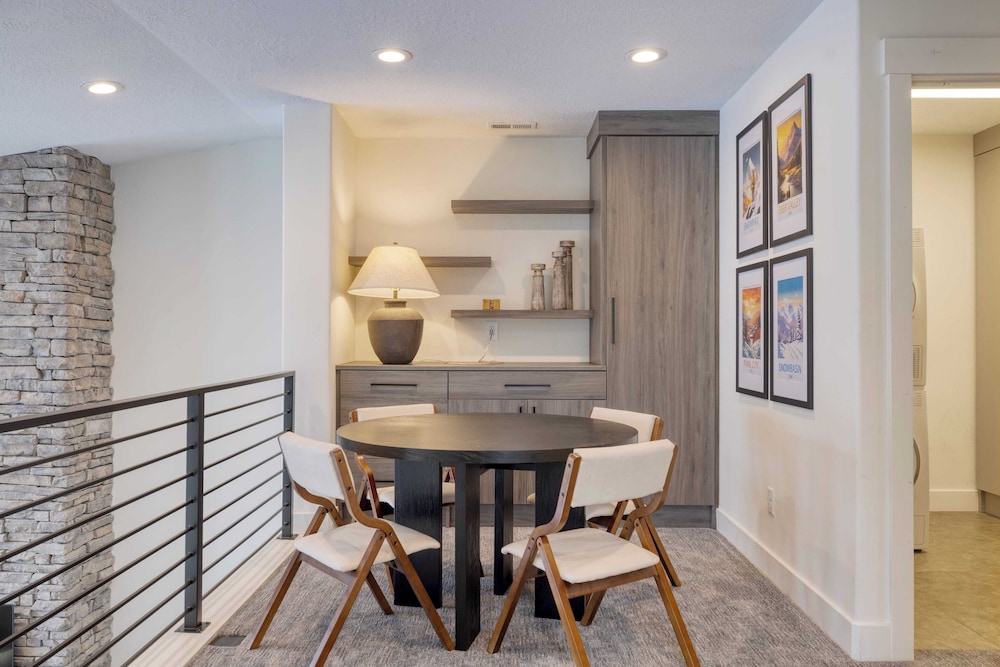 Abigail Drive Year-round Retreat w/ Hot Tub Near Trails + Historic Main St
