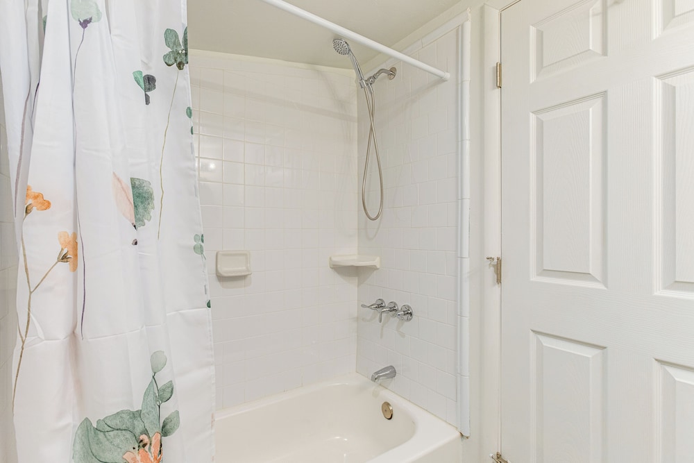 1 Mi to Tennyson St Shops & Eats: Laid-back Apt