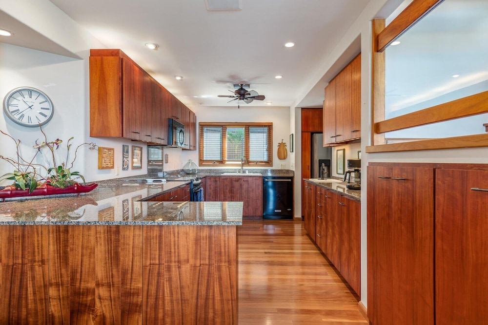 Air-conditioned Ocean Front Hawaii Townhome! - Sleeps 6 - Vrkcv