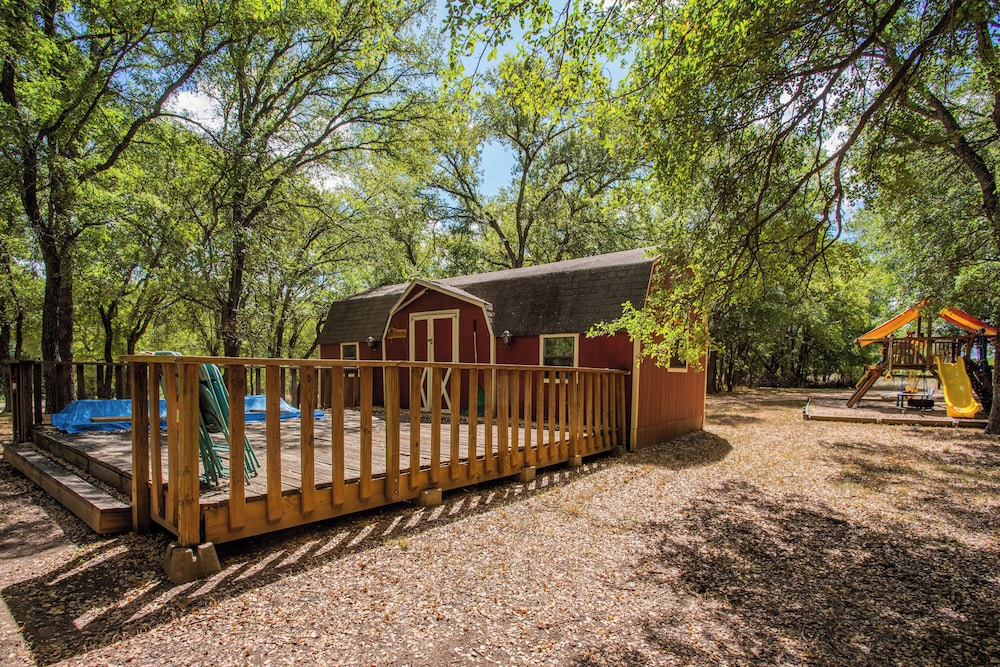 Mendelbaum Winery Guest Cabins