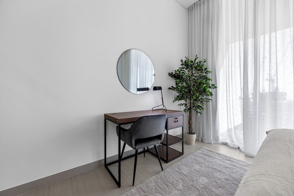 Chic 1BR Retreat with Pool & Balcony JVC