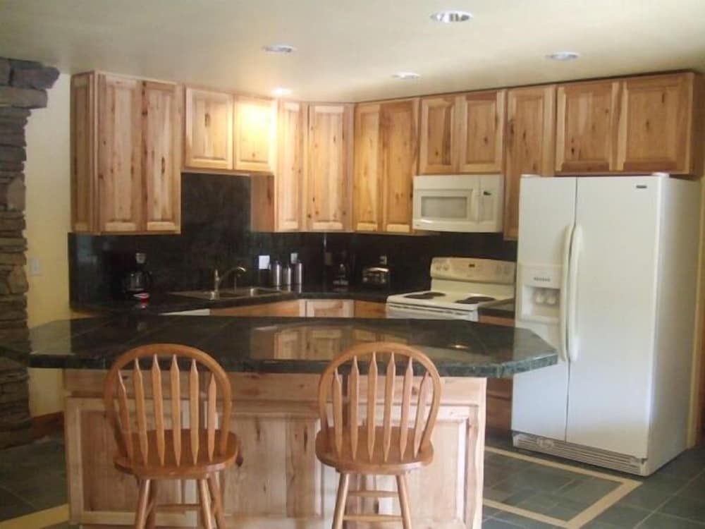 Twin Peaks Lodge and RV Park