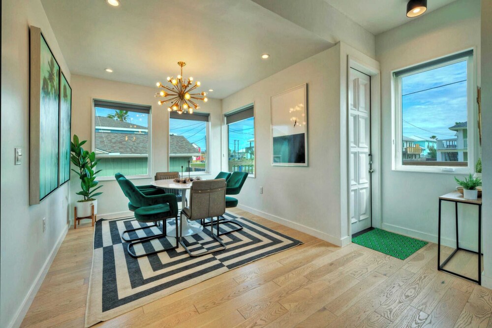 Sleeps 20 2 Modern Homes w/ Private Pool, Deck+patio 3-min Walk to the Beach