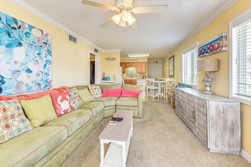 Steps to Beach: NMB Condo w/ Balcony & Pool Access