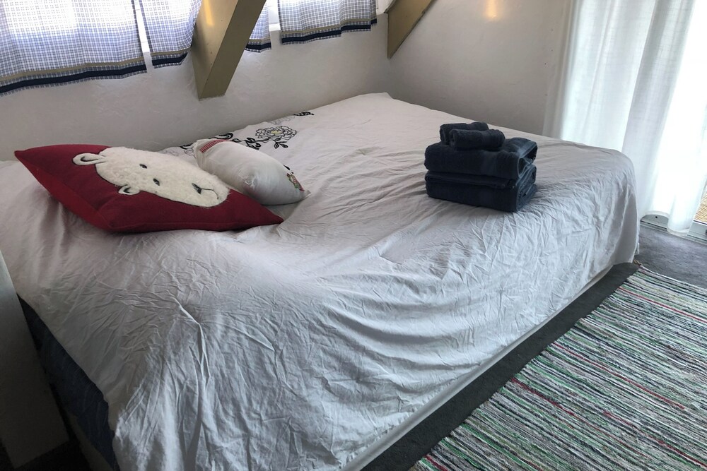 Mountain & Lake View Dog-friendly Retreat