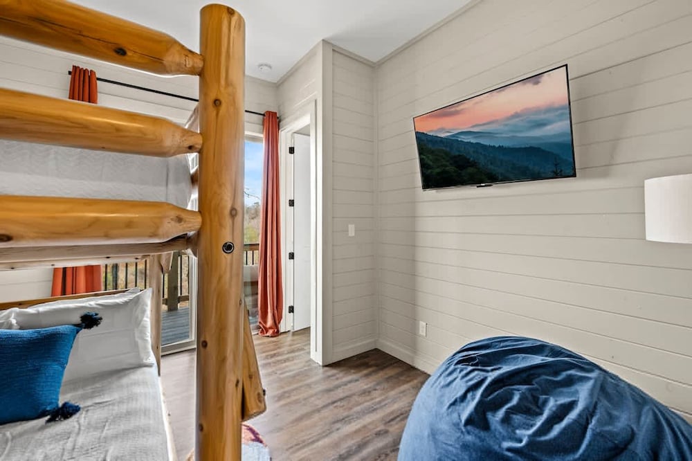 NEW Lake View Indoor Pool Sleeps 14 Hot Tub