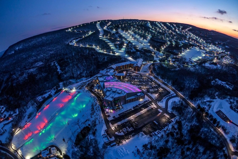 Slope Lodge by Avantstay Prime Location Pool Hot Tub Access Deck