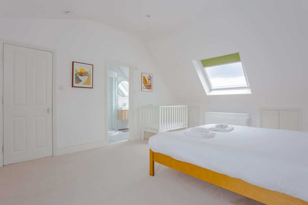 Bright and Airy 3 Bedroom Maisonette in South London