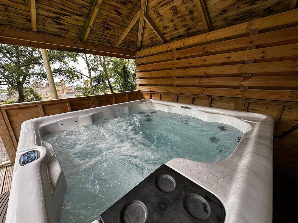 Serene Watermouth Cabin Retreat With Hot Tub & Stunning Coastal Views